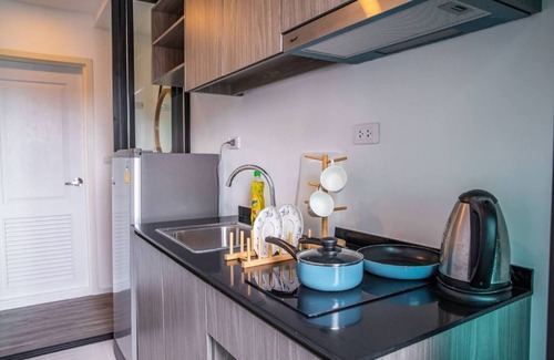 Mueang Samut Prakan District Apartment | Relaxing Escape with Pool & Gym Near BTS PuChao