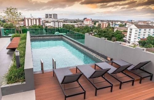 Mueang Samut Prakan District Apartment | Relaxing Escape with Pool & Gym Near BTS PuChao
