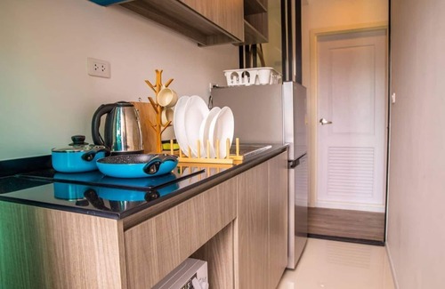 Mueang Samut Prakan District Apartment | Relaxing Retreat with Pool and Gym near BTS PuChao