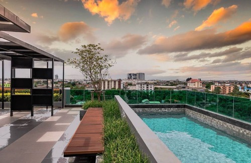 Mueang Samut Prakan District Apartment | Relaxing Retreat with Pool and Gym near BTS PuChao