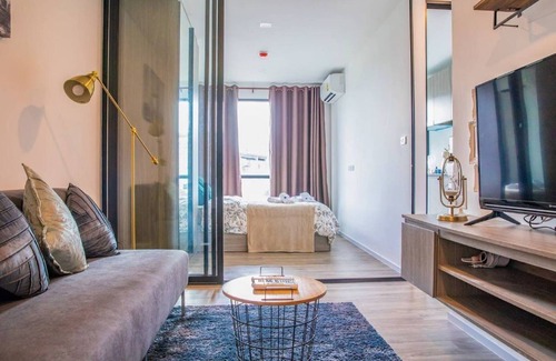 Mueang Samut Prakan District Apartment | Relaxing Retreat with Pool and Gym near BTS PuChao