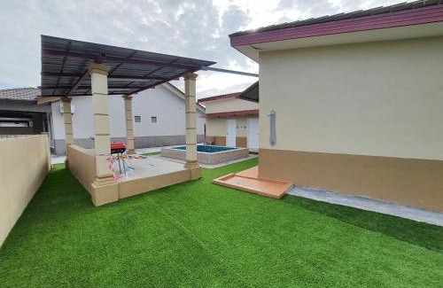 Krubong House | Family-Friendly 5-Bedroom House with Pool near Stadium Hang Jebat