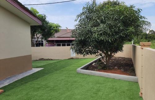 Krubong House | Family-Friendly 5-Bedroom House with Pool near Stadium Hang Jebat