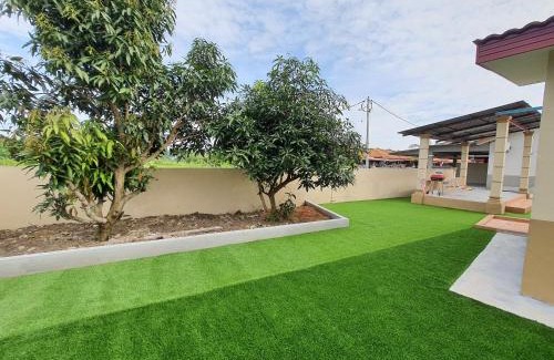 Krubong House | Family-Friendly 5-Bedroom House with Pool near Stadium Hang Jebat