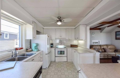 Brock Cottage | Waterfront Swing Bridge Cottage on Lake Simcoe - 10/10 Rated