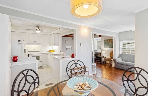 Brock Cottage | Waterfront Swing Bridge Cottage on Lake Simcoe - 10/10 Rated