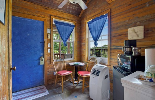 Dripping Springs House | Relax at Swing On Inn: Hot Tub Retreat for 14 Guests