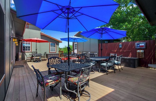 Dripping Springs House | Relax at Swing On Inn: Hot Tub Retreat for 14 Guests