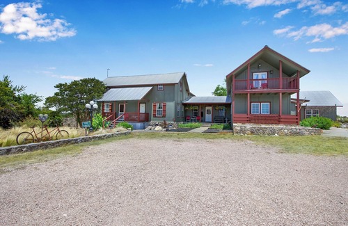 Dripping Springs House | Relax at Swing On Inn: Hot Tub Retreat for 14 Guests