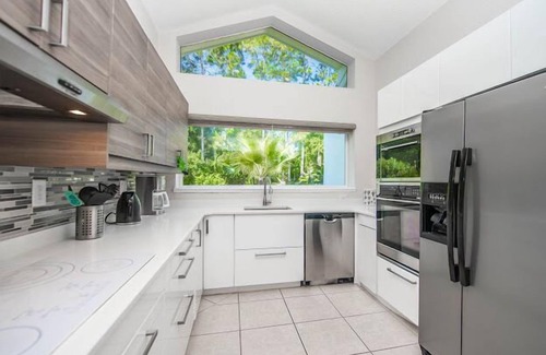 Groveland House | Discover SWISS 66 - Lake Denise: Pet-Friendly Retreat