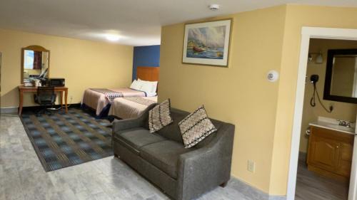 Intervale Hotel | Welcoming Swiss Chalets Village Inn with Pool & Hot Tub