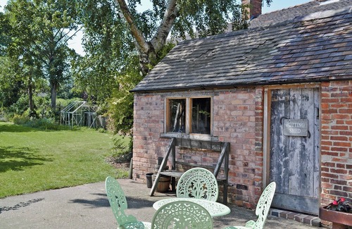 King's Bromley Cottage | Family-Friendly 2 Bedroom Retreat in Alrewas, Near Lichfield