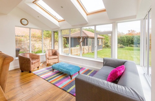 Aldringham Apartment | Discover Swiss Cottage: Ideal Retreat for 10 Guests