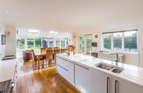 Aldringham Apartment | Discover Swiss Cottage: Ideal Retreat for 10 Guests