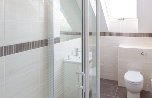 Aldringham Apartment | Discover Swiss Cottage: Ideal Retreat for 10 Guests