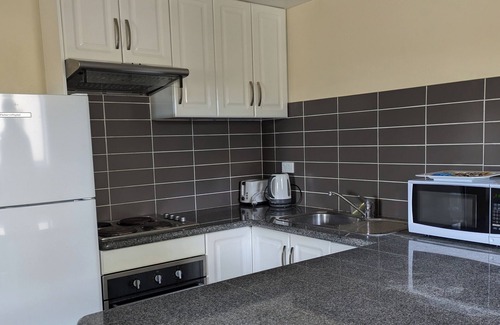 Cooma Hotel | Cozy Swiss Motel: Family-Friendly with Kitchen & Breakfast