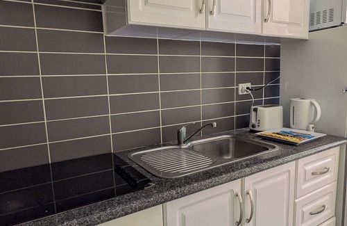 Cooma Hotel | Cozy Swiss Motel: Family-Friendly with Kitchen & Breakfast