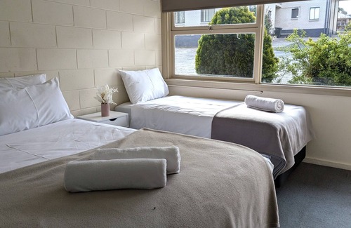 Cooma Hotel | Cozy Swiss Motel: Family-Friendly with Kitchen & Breakfast