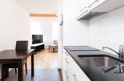 Gewerbeschule House | Convenient Stay at Swiss Star Longstreet with Breakfast