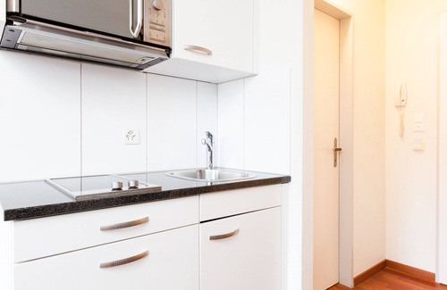 Gewerbeschule House | Convenient Stay at Swiss Star Longstreet with Breakfast