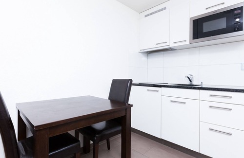 Gewerbeschule House | Convenient Stay at Swiss Star Longstreet with Breakfast