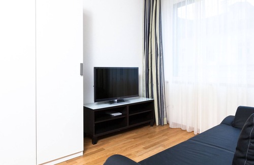 Gewerbeschule House | Convenient Stay at Swiss Star Longstreet with Breakfast