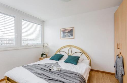Oerlikon Apartment | Convenient Swiss Star Tower: Self Check-In & Family Friendly