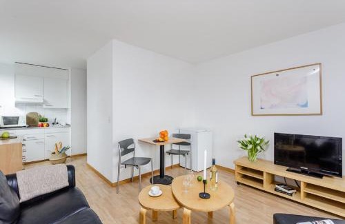 Oerlikon Apartment | Convenient Swiss Star Tower: Self Check-In & Family Friendly