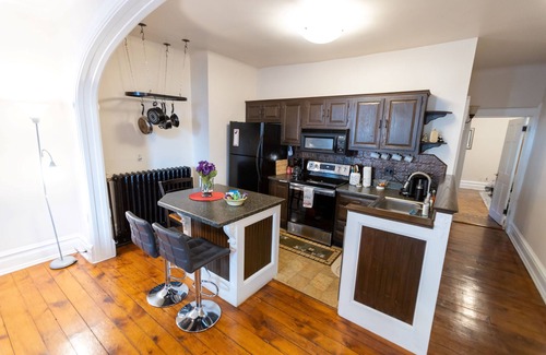 Ashfield Apartment | Premier Swiss Suite in Downtown JT Near Opera House