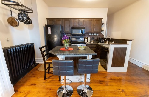 Ashfield Apartment | Premier Swiss Suite in Downtown JT Near Opera House