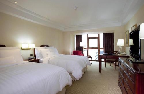 San Isidro Hotel | Premium Swissotel Lima: Pet-Friendly Oasis with Pool Access