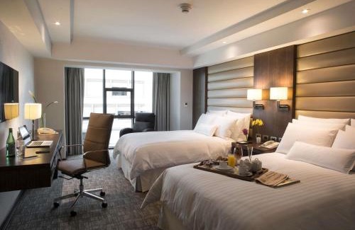 San Isidro Hotel | Premium Swissotel Lima: Pet-Friendly Oasis with Pool Access