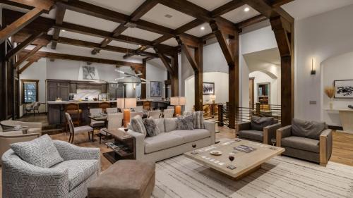 The Highlands House | Family-Friendly Getaway at Switchback Lodge Awaits You