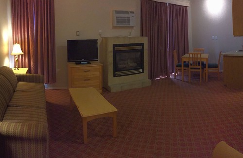 Bancroft Hotel | Inviting Sword Motor Inn: Pool, Spa & Family-Friendly Stay