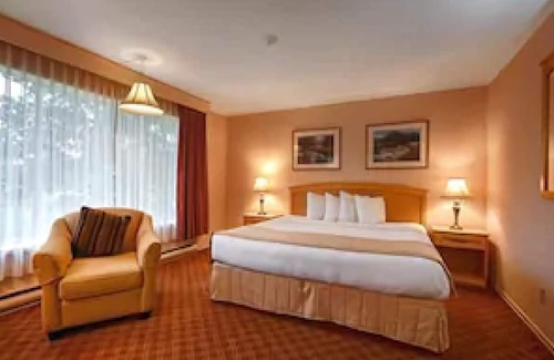 Bancroft Hotel | Inviting Sword Motor Inn: Pool, Spa & Family-Friendly Stay