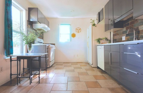 MLK House | Inviting 3-Bedroom House with AC, WiFi & Hot Tub in Austin