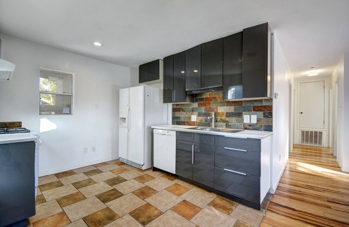 MLK House | Inviting 3-Bedroom House with AC, WiFi & Hot Tub in Austin