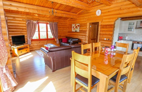 Castle Bytham Cottage | Family-Friendly Sycamore Lodge with Pool in Rutland