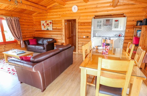 Castle Bytham Cottage | Family-Friendly Sycamore Lodge with Pool in Rutland