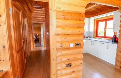 Castle Bytham Cottage | Family-Friendly Sycamore Lodge with Pool in Rutland