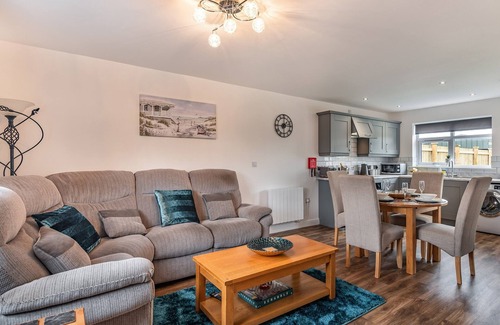 Skegness Cottage | Family-Friendly Retreat Near the Seaside, Pet Welcomed!