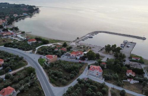 Skala Rachoniou House | Vila Iris: Family-Friendly Retreat in Skala Rachoniu