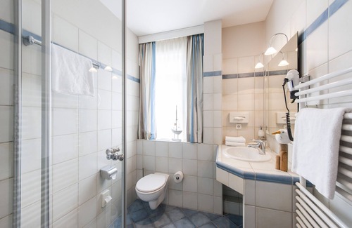 Wenningstedt-Braderup Hotel | Idyllic Getaway at Sylter Domizil with Spa & Ocean Views