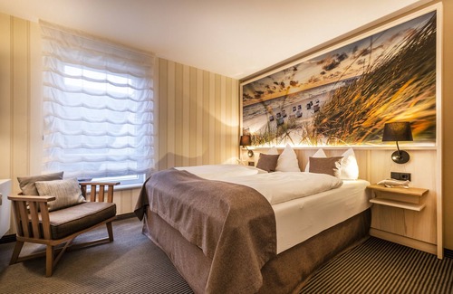 Wenningstedt-Braderup Hotel | Idyllic Getaway at Sylter Domizil with Spa & Ocean Views