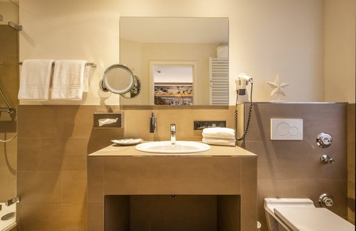 Wenningstedt-Braderup Hotel | Idyllic Getaway at Sylter Domizil with Spa & Ocean Views
