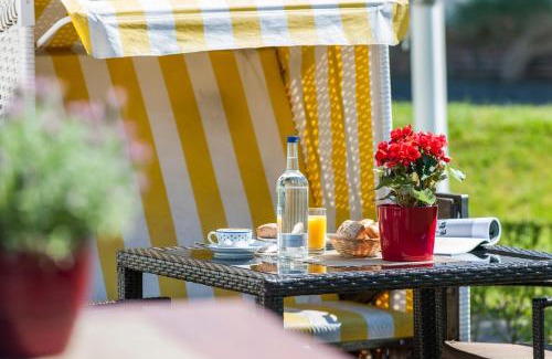 Wenningstedt-Braderup Hotel | Pet-Friendly Sylter Domizil with Ocean Views & Hot Tub
