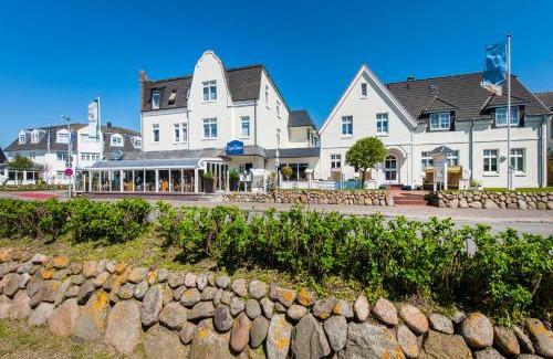 Wenningstedt-Braderup Hotel | Pet-Friendly Sylter Domizil with Ocean Views & Hot Tub