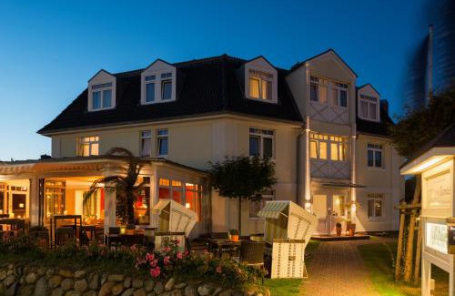 Wenningstedt-Braderup Hotel | Pet-Friendly Sylter Domizil with Ocean Views & Hot Tub