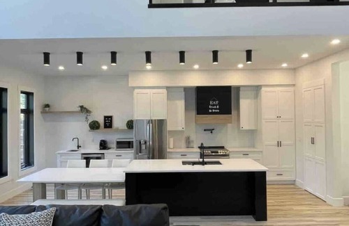 Markerville House | Top-Rated Sylvan Lake House with Scenic Views & Family Amenities