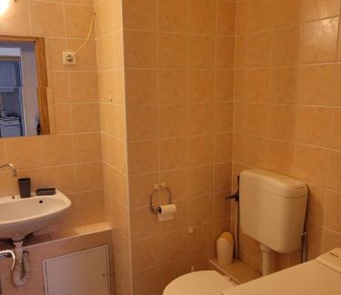 Godollo Apartment | Discover Sylvis Place: Family-Friendly with Delicious Dining